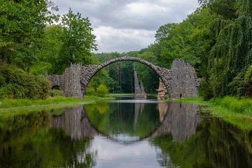 Foto op Plexiglas Rakotzbrücke het Kromlauerpark in Saksen met de beroemde Rakotzbrug