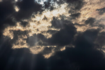 Obraz premium Dramatic stormy sky with sun rays. Background for winter photography, hallowen and fear.