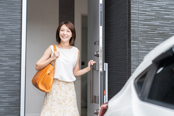 若い女性　外出　玄関