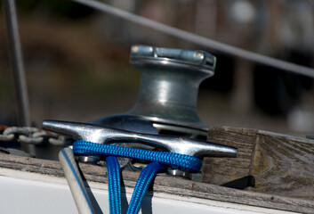 Obraz premium Blue rope on a roller of a boat docked in Port Ludlow harbor