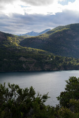 Fototapeta na wymiar Camino de montaña y lago