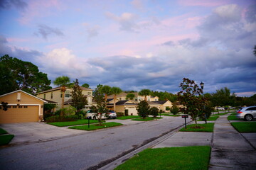 Obraz premium Thunderstorm cloud above a Florida community