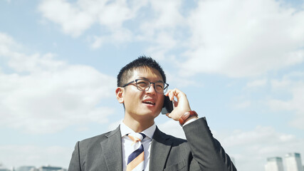 スマホで通話するビジネスマン
