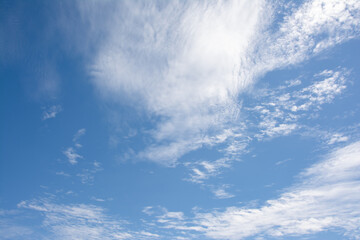 Ciel bleu avec trainées de nuages et petits nuages moutonneux