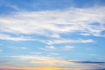Obraz premium Ciel bleu et orangé juste avant le coucher de soleil