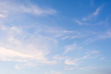 Ciel bleu avec trainées de nuages