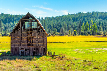 A rundown vintage rustic barn with metal roof in the rural mountain town of Athol, in the Coeur d'Alene, Idaho area of Northwest, USA © Kirk Fisher