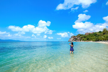 Obraz premium woman in blue dress on the beach, at leela beach koh phangan ,suratthani,thailand 