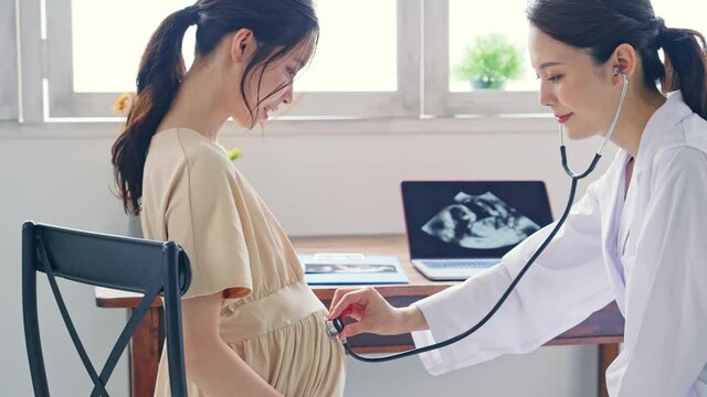 診察を受ける妊婦　産婦人科　レディースクリニック