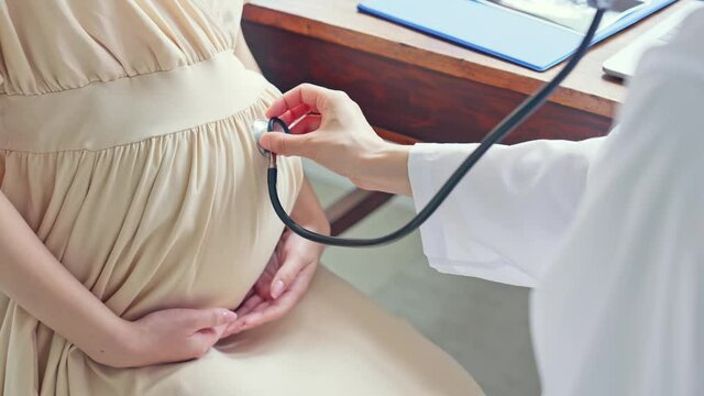 診察を受ける妊婦　産婦人科　レディースクリニック