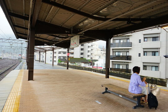 Woman waiting for Train at Station Platform, Image of Solo Trip - 駅 プラットフォーム 電車を待つ女性