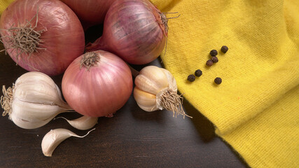 Fresh red onions in a wooden bowl.
