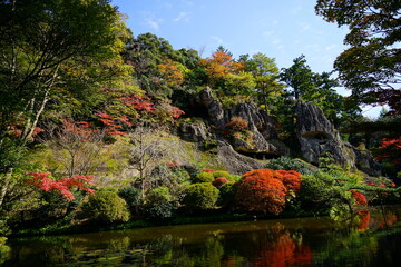 北陸の人気観光地、秋の那谷寺の奇岩遊仙境池