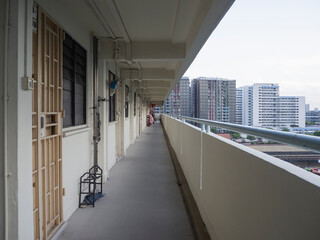 Obraz premium Perspective view of a common walkway with residential apartments on the side