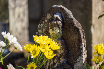 仏像に供えられた黄色い花