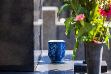 墓に手向けられた花と茶