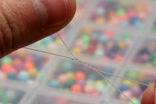 tightening the fishing knot