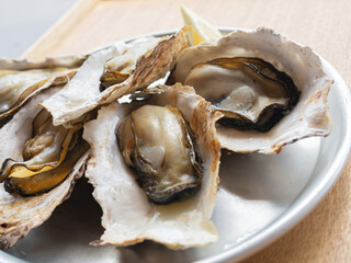 トレイに盛った焼き牡蠣