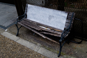 壊れたベンチ