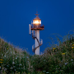 Phare d'Alprech allumé à l'heure bleue sur la côte d'Opale (Boulogne sur mer)