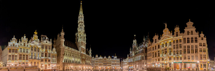 Fototapeta na wymiar Panorama de la grand place de Bruxelles déserte illuminée en pleine nuit