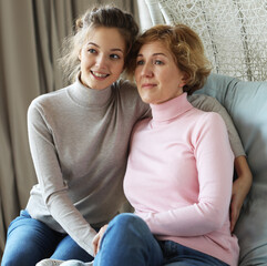 Obraz premium lifestyle, family and people concept: Happy young woman and her mother at home