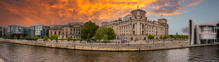 Berliner Reichstag Spreeufer Panoramafoto Regierungsviertel Deutscher Bundestag Berlin Deutschland