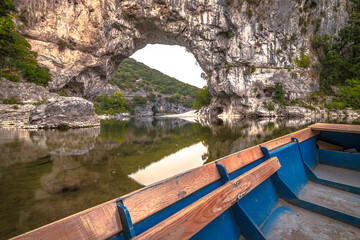 Vue de Vallon Pont d'Arc, site touristique en Ardèche, Sud de la France.	