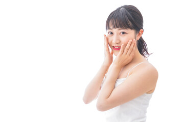 フェイシャルケアをする若い女性