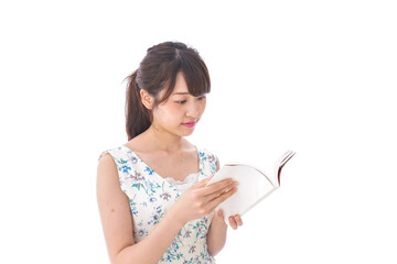 読書をする若い女性