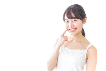 肌のケアをする若い女性