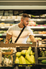 Chico fitness atlético comprando en un supermercado