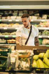 Chico fitness atlético comprando en un supermercado