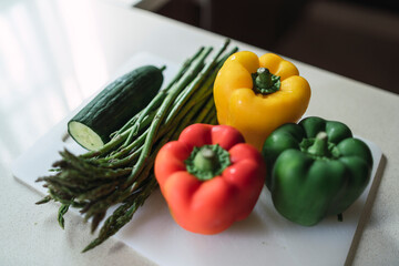 Verduras y pimientos de tres colores