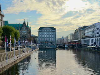 Fototapeta premium Hamburg - Alsterarkaden und Rathaus