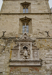 古い石作りの壁面の宗教的彫像