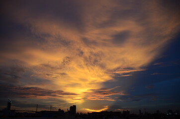 Naklejka premium dramatic Sunset sky range beautiful landscape dusk golden time vibrant sky. Beautiful landscape vivids panorama scenery dawn dramatic sky timelapse. Sunrise landscape golden sky sunlight