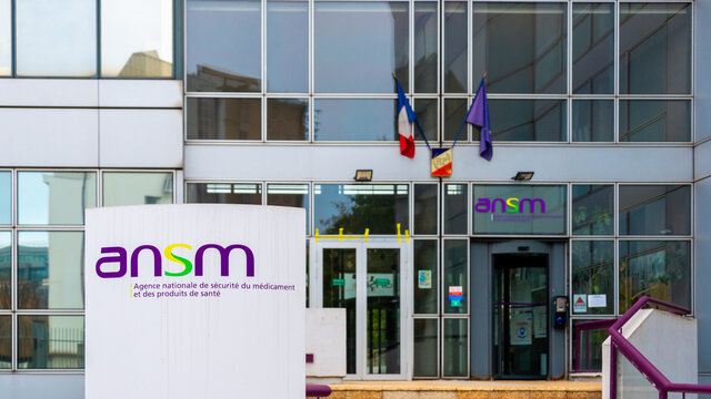 Saint-Denis, France - 26 septembre 2021: Vue du si&egrave;ge social de l'ANSM (Agence Nationale de S&eacute;curit&eacute; du M&eacute;dicament)., organisme fran&ccedil;ais charg&eacute; d'&eacute;valuer les risques sanitaires des m&eacute;dicaments
