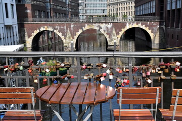 Außengastro an einem Elbkanal in Hamburg