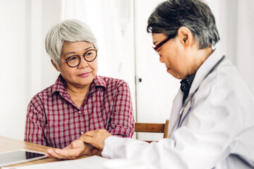 Obraz premium Senior woman doctor wearing uniform with stethoscope service help support discussing and consulting talk to sick woman patient about checkup result information with tablet computer in hospital