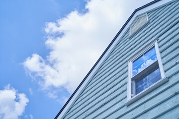 Fototapeta na wymiar 青空と家の屋根