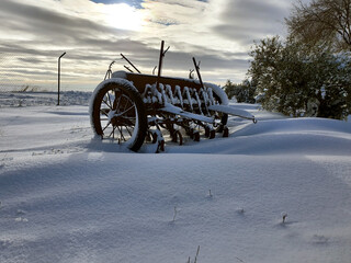 Fototapeta na wymiar Carro en paisaje nevado, arado