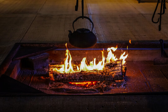いろり 画像 - 参照 1,129 Stock 写真、ベクターおよびビデオ | Adobe Stock