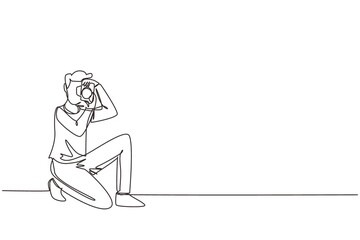 Continuous one line drawing happy photographer is taking photo using dslr camera. Male character standing full length and shooting. Studio photography. Single line draw design vector illustration