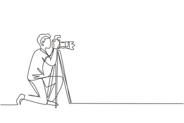 Single continuous line drawing professional photographer man kneeling for taking pictures with digital camera and tripod. Digital photography hobby. One line draw graphic design vector illustration - obrazy, fototapety, plakaty