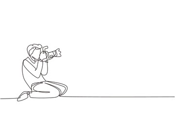 Single one line drawing photographer holding dslr camera taking photographs. Professional photographer taking pictures, images. Creative profession job. Continuous line draw design vector illustration