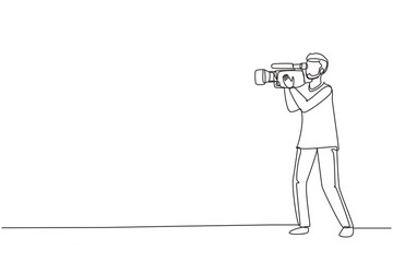Continuous one line drawing professional camera operator holding big camera on shoulder. Arabian cameraman, reporter shooting TV content. Videographer job. Single line draw design vector illustration - obrazy, fototapety, plakaty