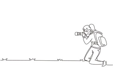 Single continuous line drawing woman photographer with backpack, standing on one knee and holding photo camera. Tourist photographing in authentic situation. One line draw design vector illustration