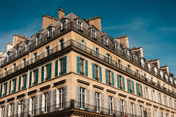 Typical residential building in Paris - obrazy, fototapety, plakaty