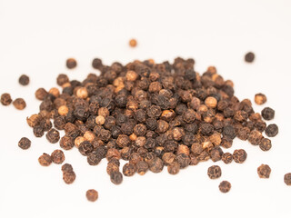 Close-up braune Pfefferk&ouml;rner auf wei&szlig;em Untergrund. Gew&uuml;rze zum Kochen.